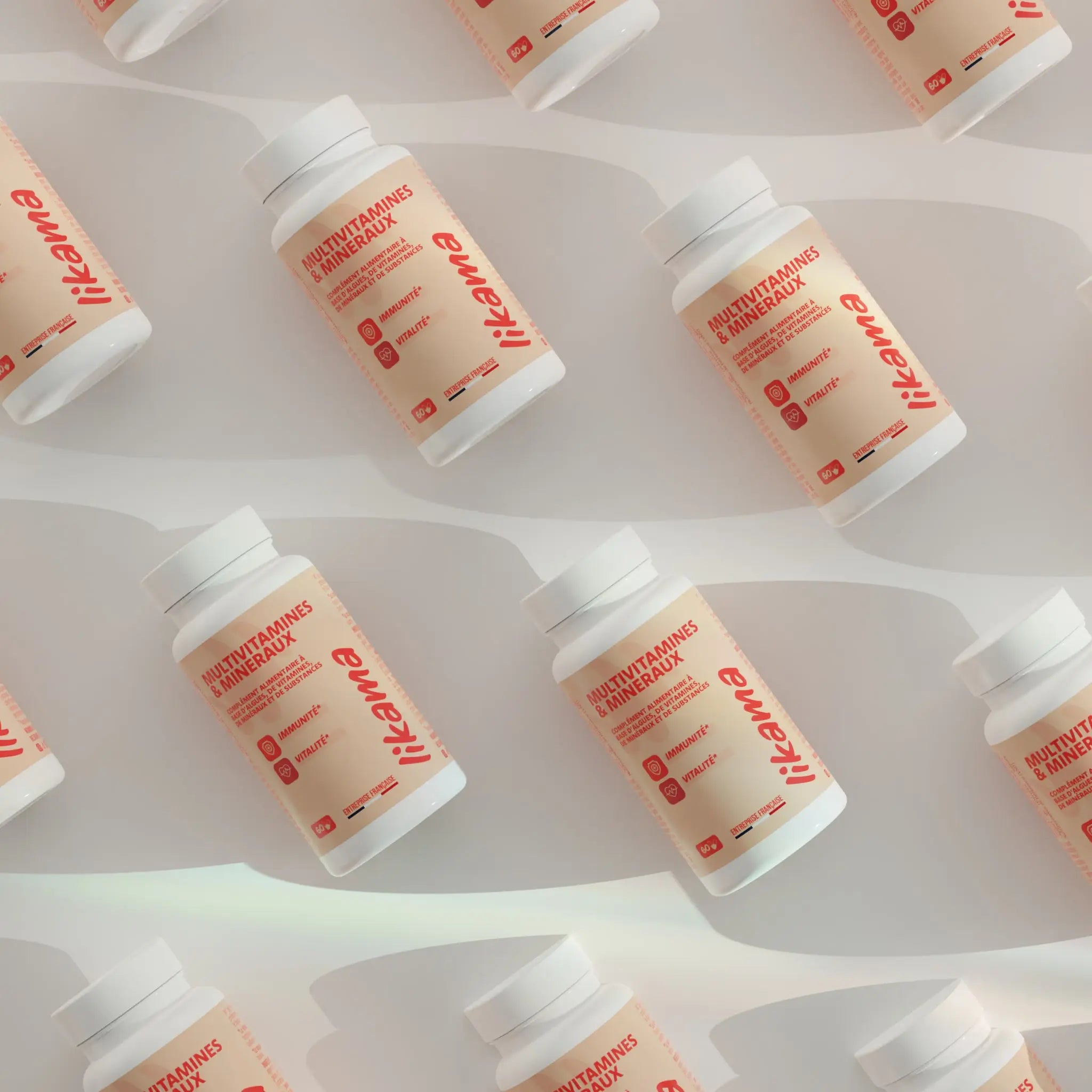 flacons de multivitamines Likama en vue du dessus sur fond beige lumineux